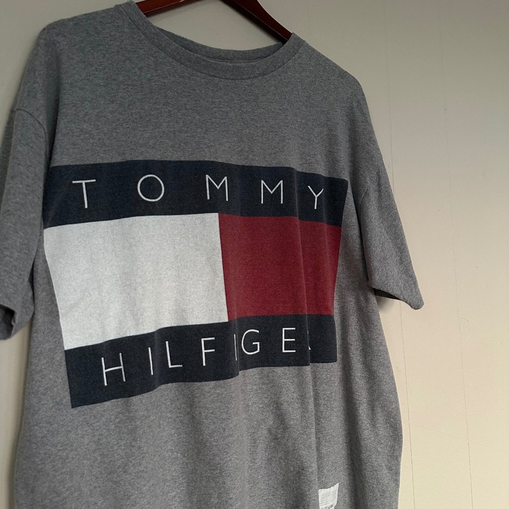 Vintage 90s Tommy Hilfiger Graphic T Shirt Size L Grey Baggy Fit